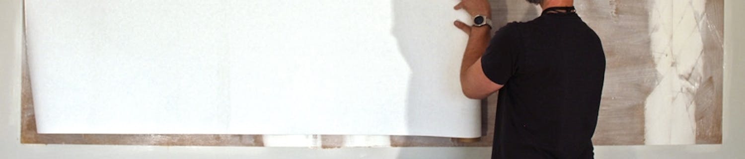 Magneettinen tapetti painetaan seinälle levitettyyn liimaan. Magneettinen tapetti painetaan seinälle levitettyyn liimaan.